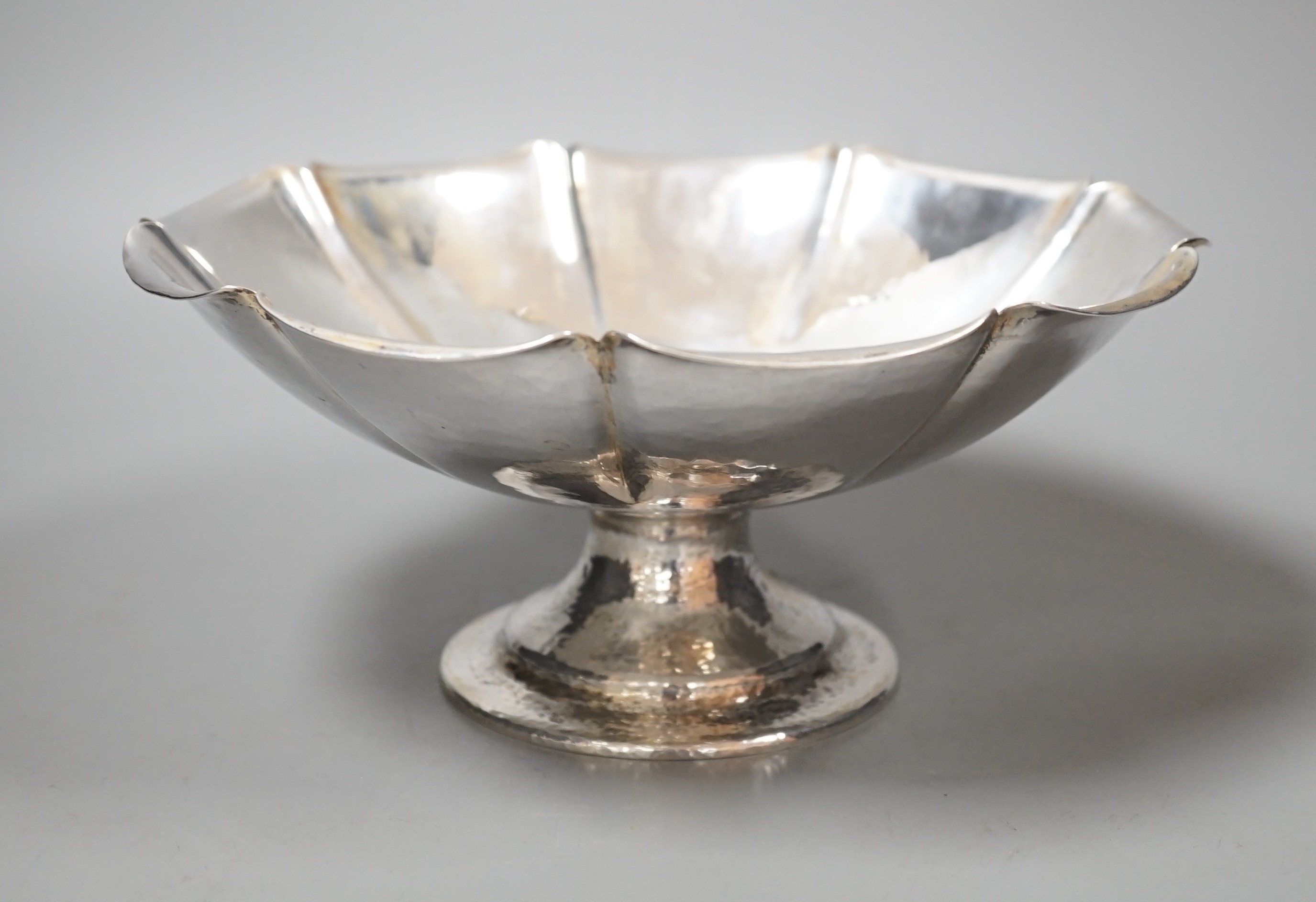 A 20th century planished sterling shaped circular pedestal fruit bowl, diameter, 22.7cm, 23.5oz.